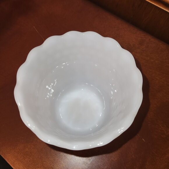 Milk glass Hobnail Candy Dish Flower Vase in Excellent Condition - Picture 2 of 3